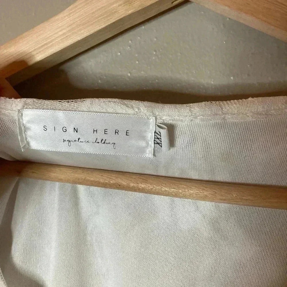 Sign here white dress‎ - Picture 2 of 4